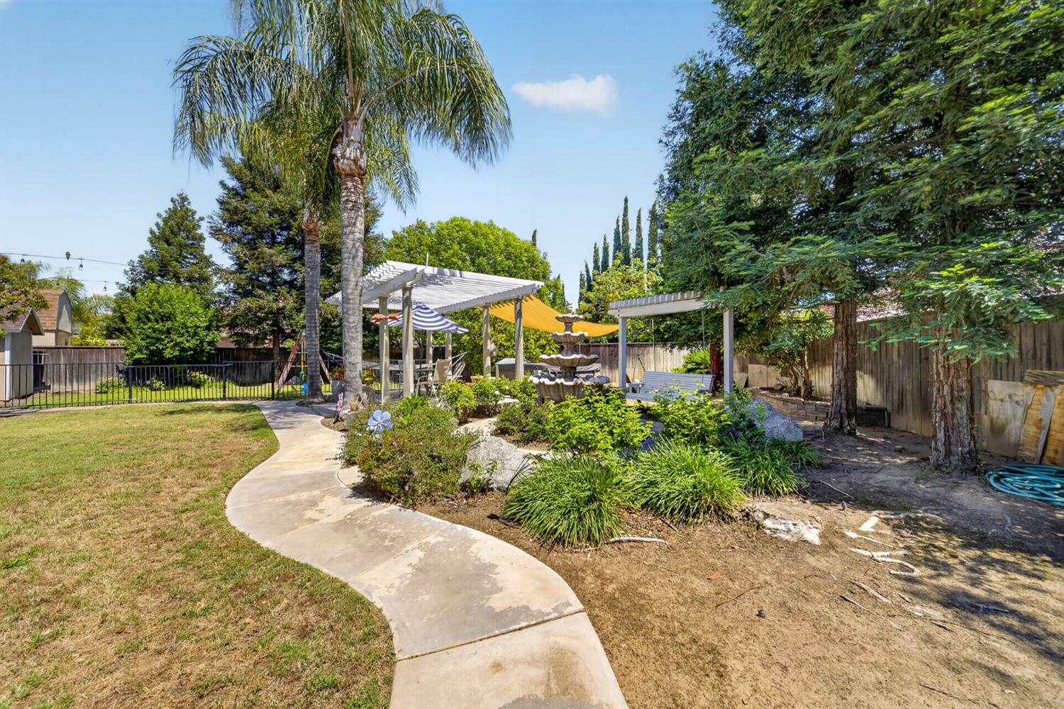 3084 Rall Ave, Clovis, CA 93619