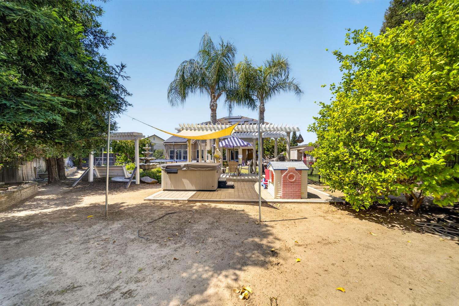 3084 Rall Ave, Clovis, CA 93619