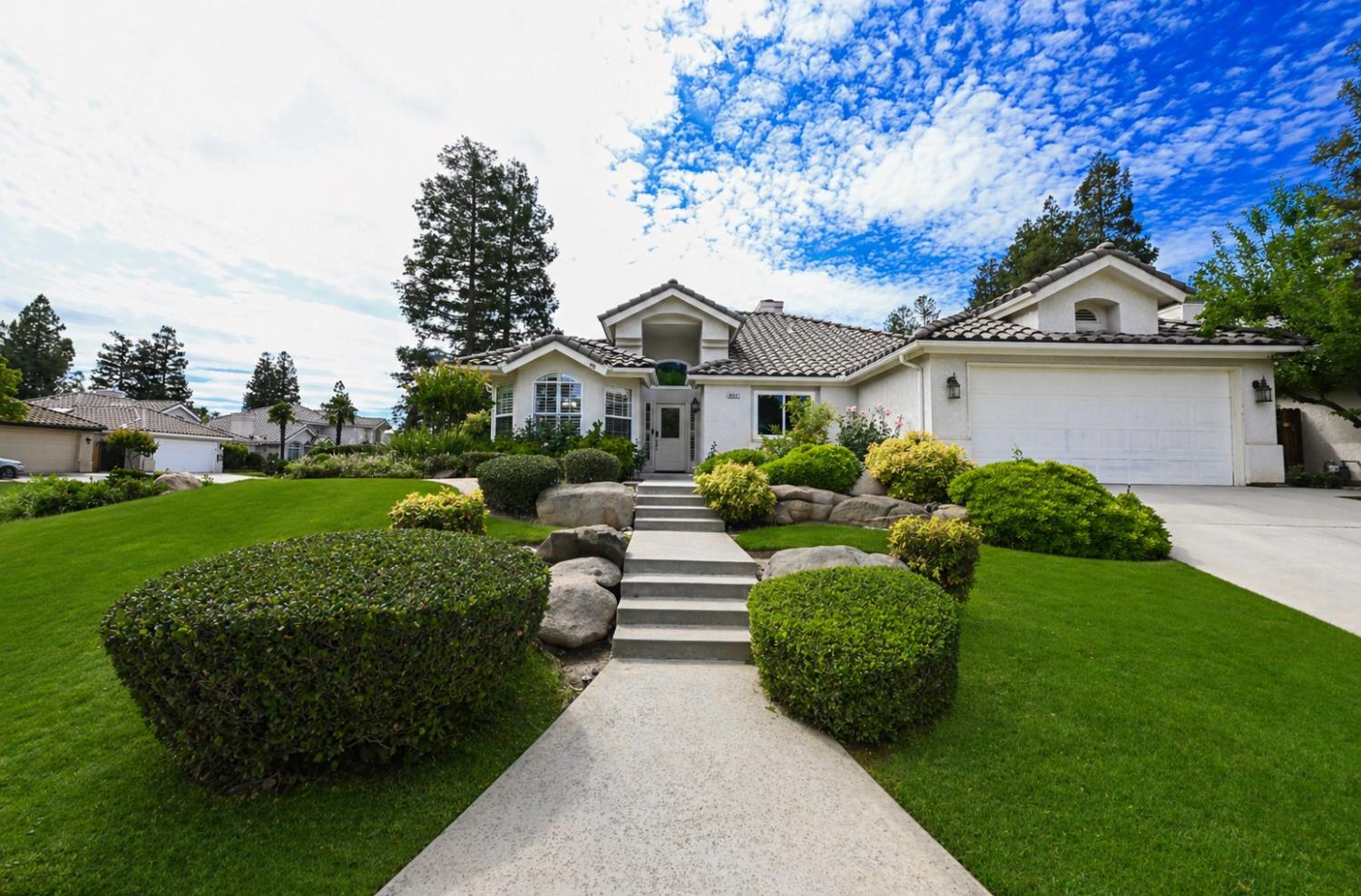 9061 N Brookview Ave, Fresno, CA 93720