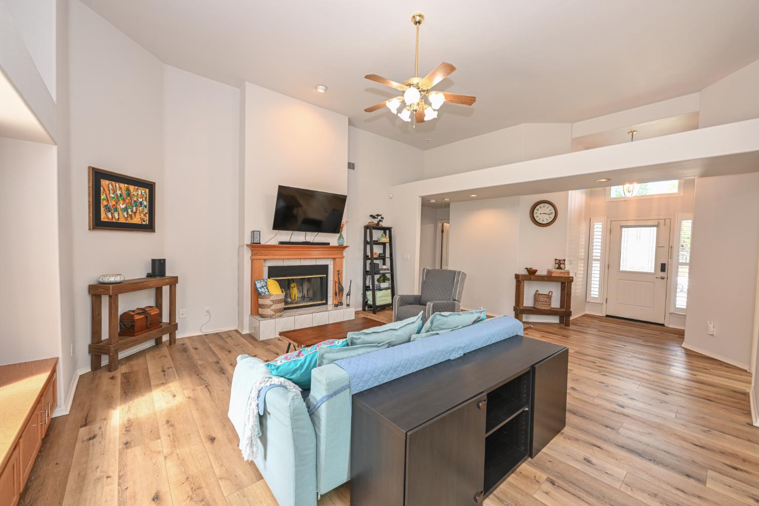 9061 N Brookview Ave, Fresno, CA 93720