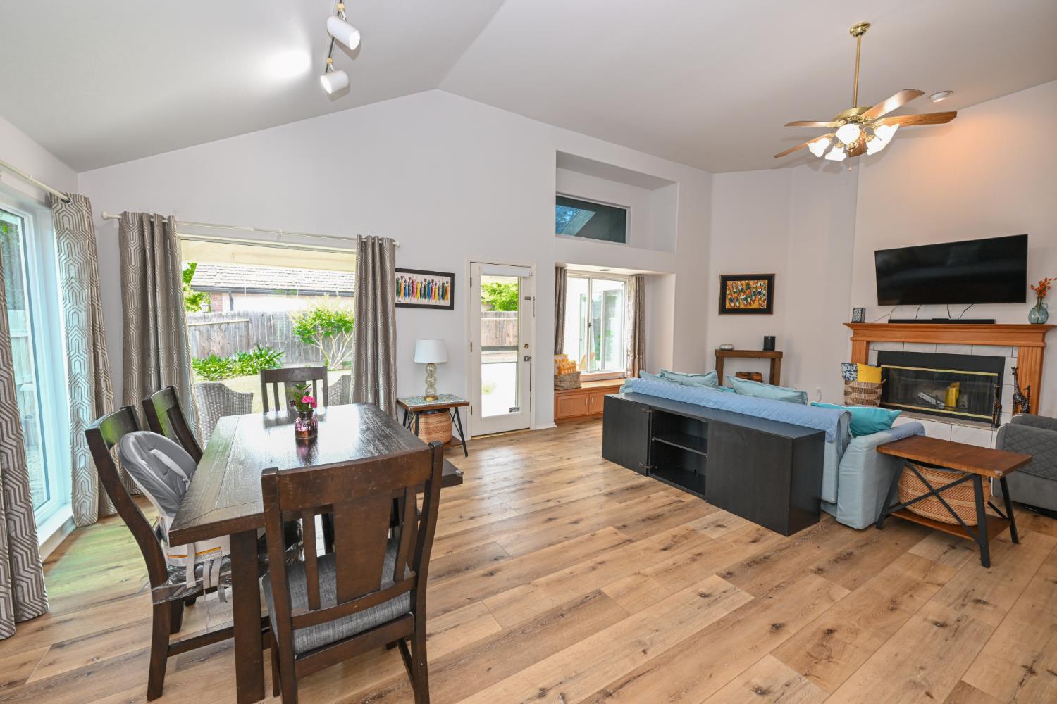 9061 N Brookview Ave, Fresno, CA 93720