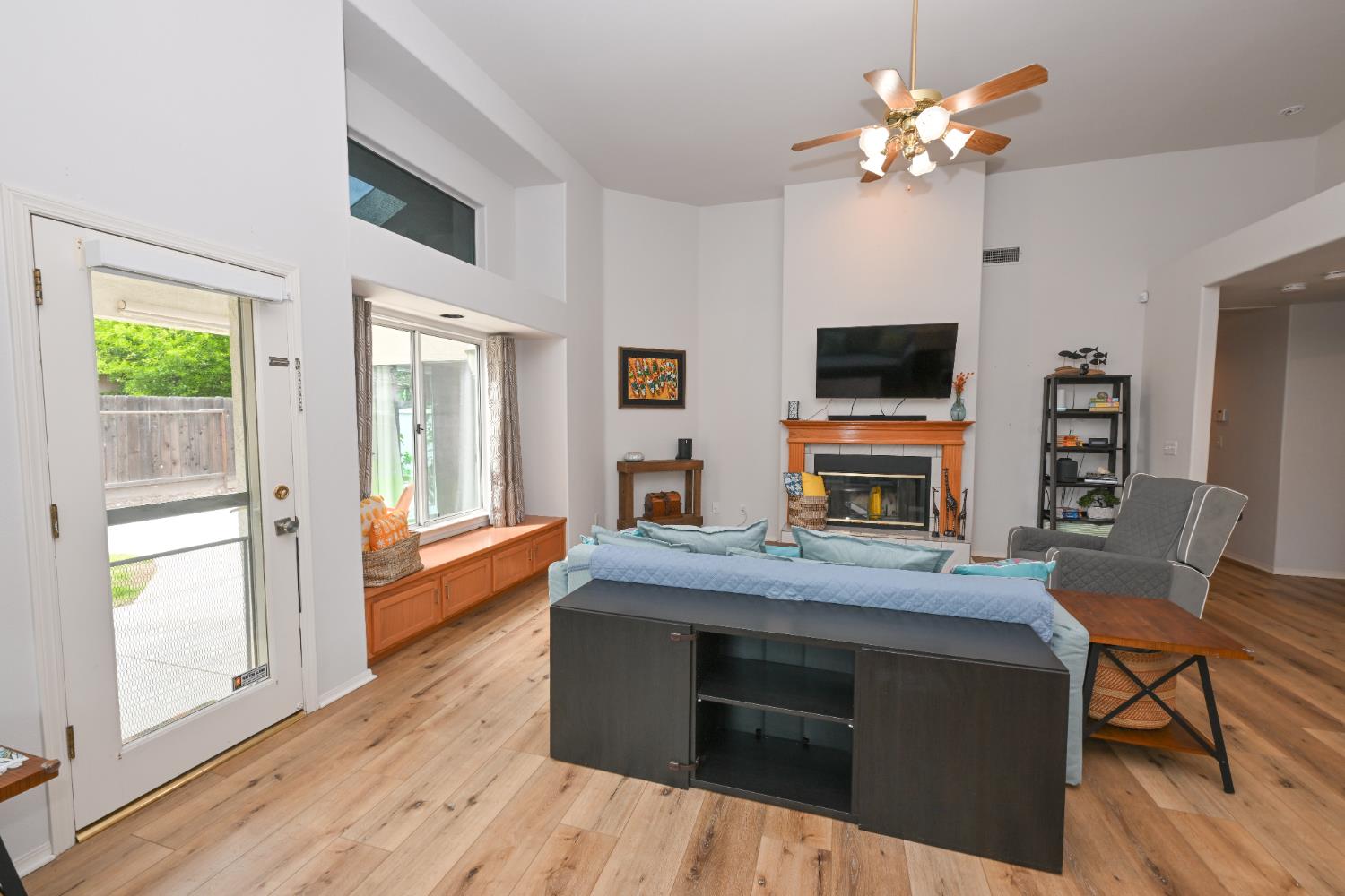 9061 N Brookview Ave, Fresno, CA 93720