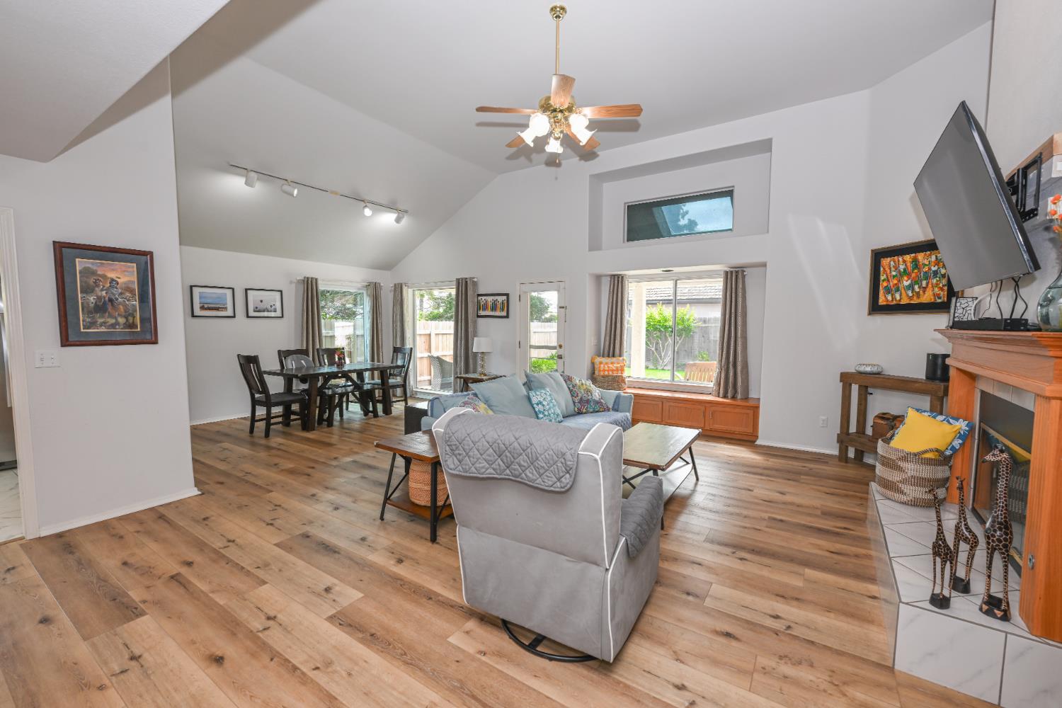 9061 N Brookview Ave, Fresno, CA 93720