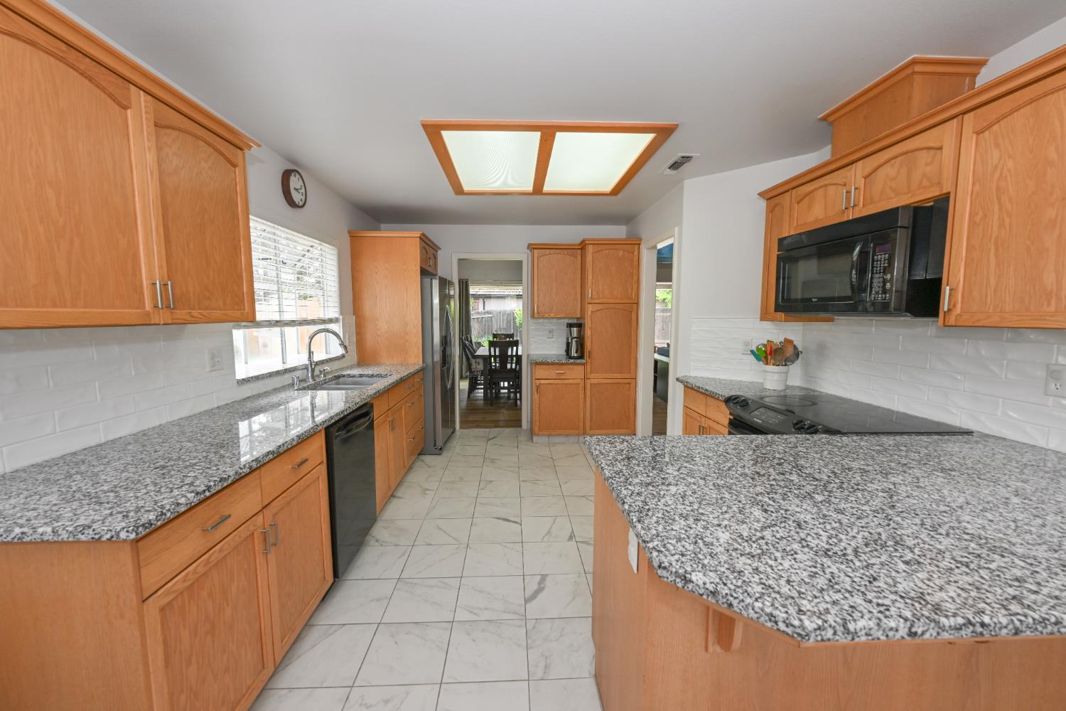 9061 N Brookview Ave, Fresno, CA 93720