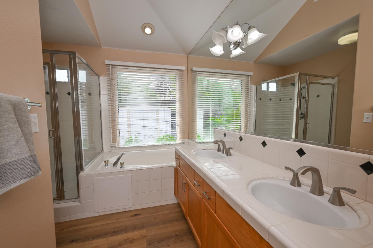 9061 N Brookview Ave, Fresno, CA 93720