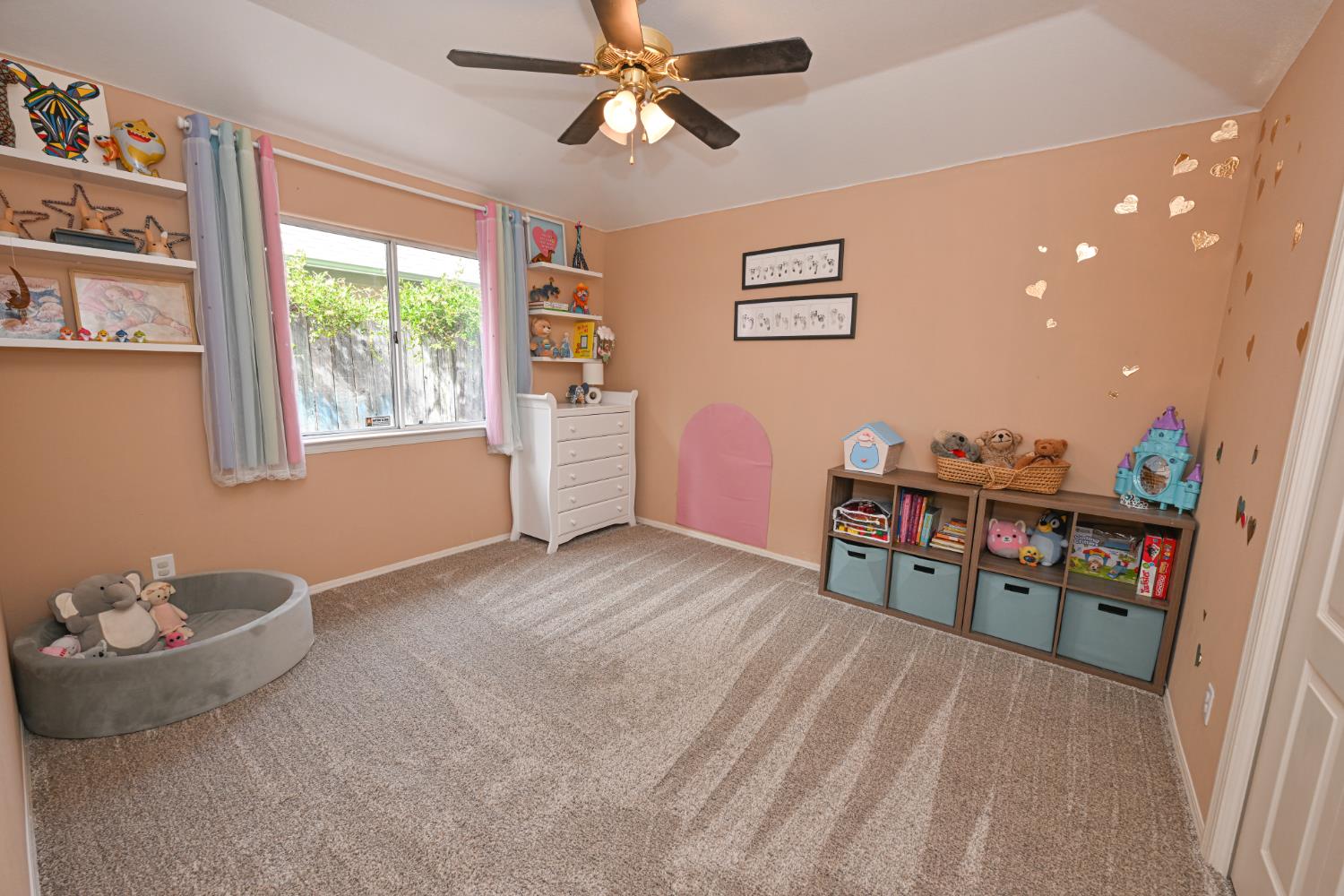 9061 N Brookview Ave, Fresno, CA 93720