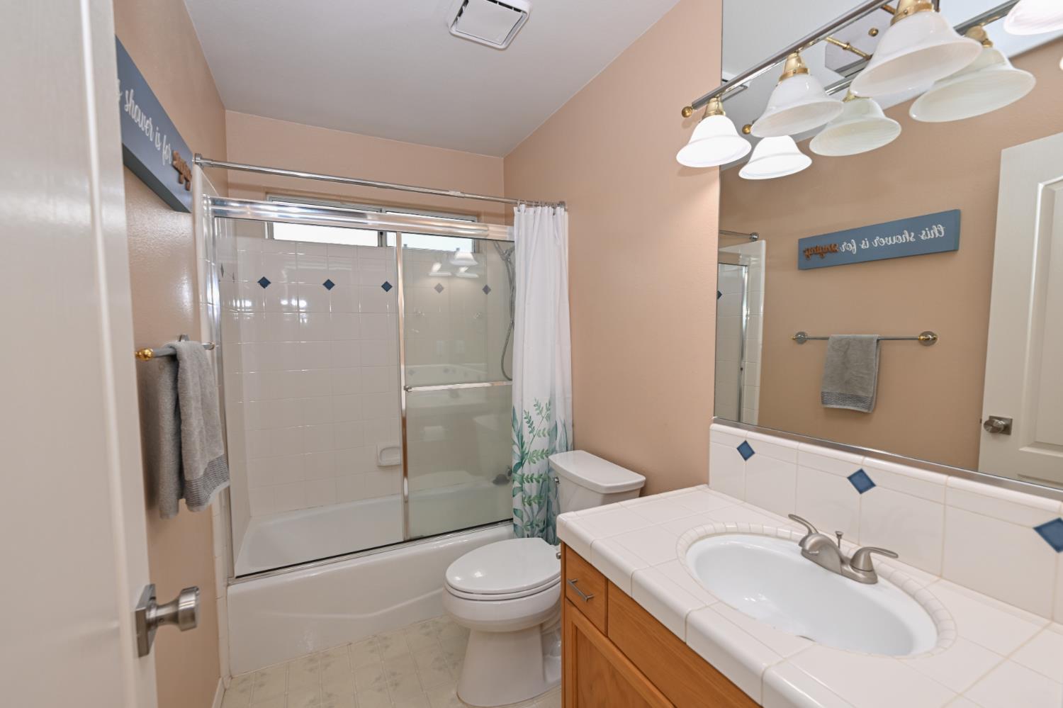 9061 N Brookview Ave, Fresno, CA 93720