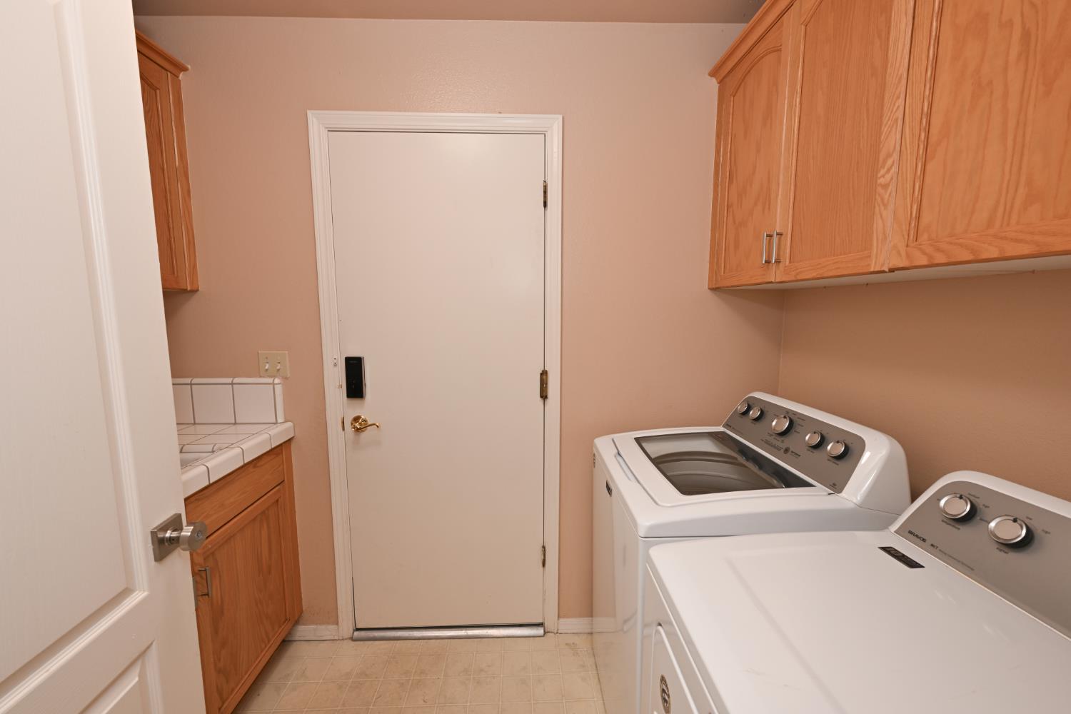 9061 N Brookview Ave, Fresno, CA 93720