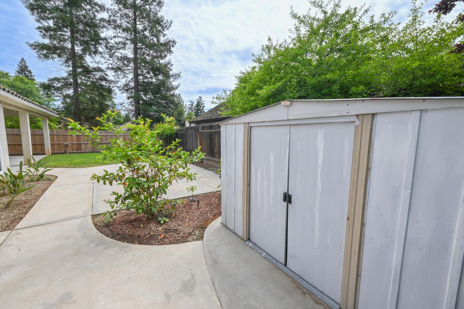 9061 N Brookview Ave, Fresno, CA 93720