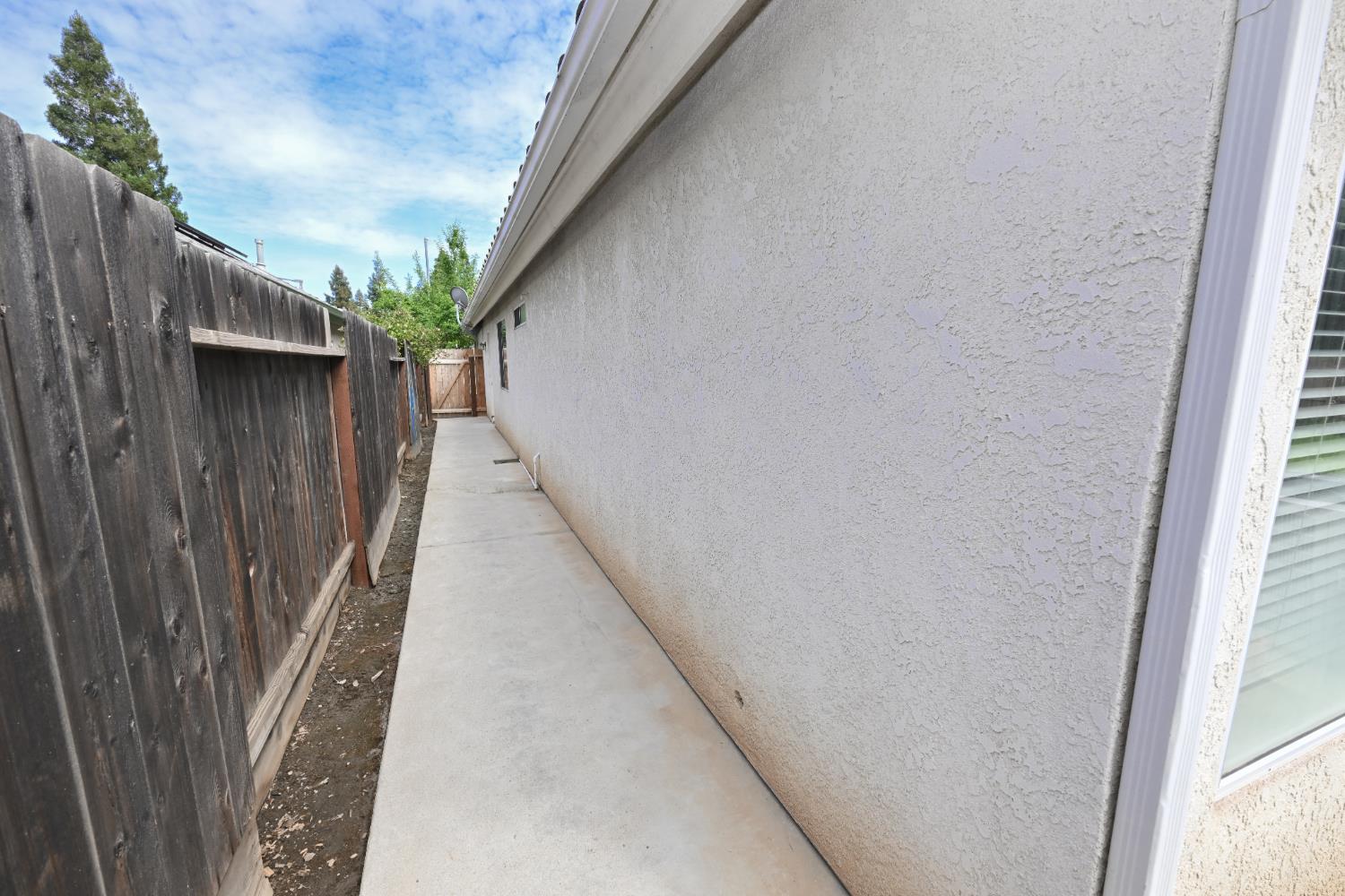 9061 N Brookview Ave, Fresno, CA 93720