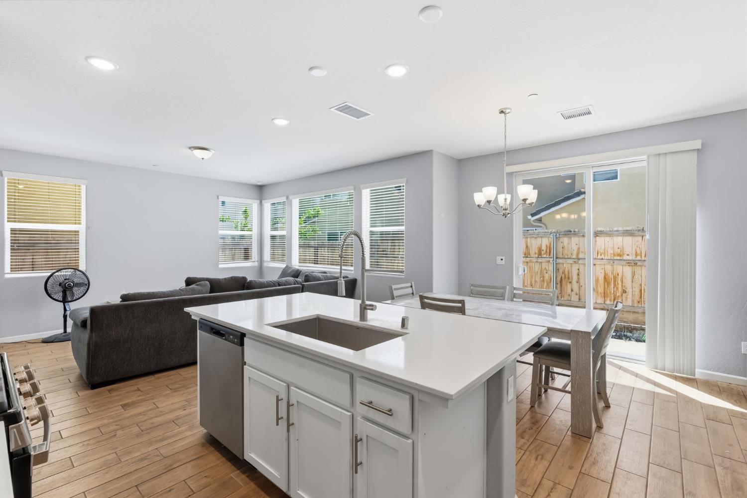 1108 Royalty Way W, Madera, CA 93636