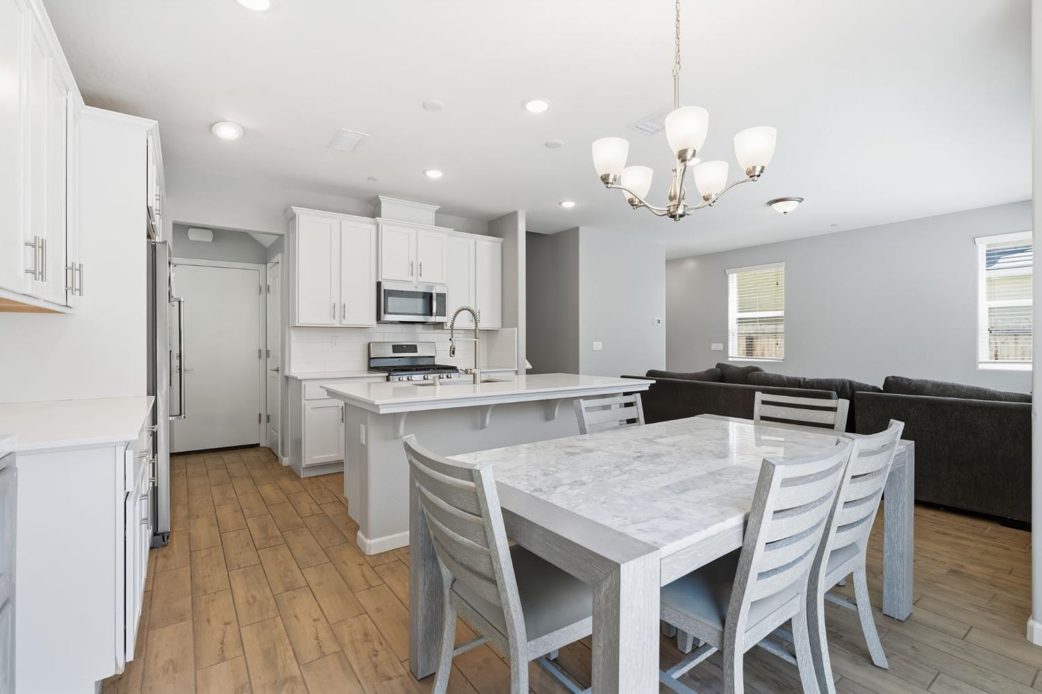 1108 Royalty Way W, Madera, CA 93636