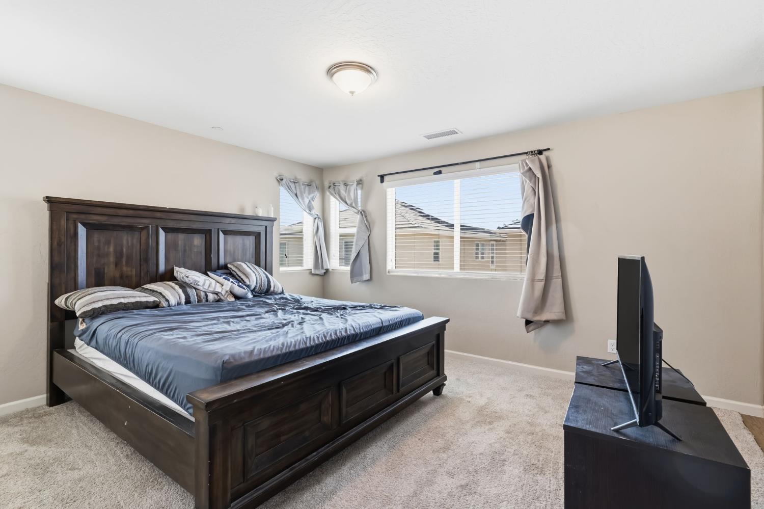 1108 Royalty Way W, Madera, CA 93636