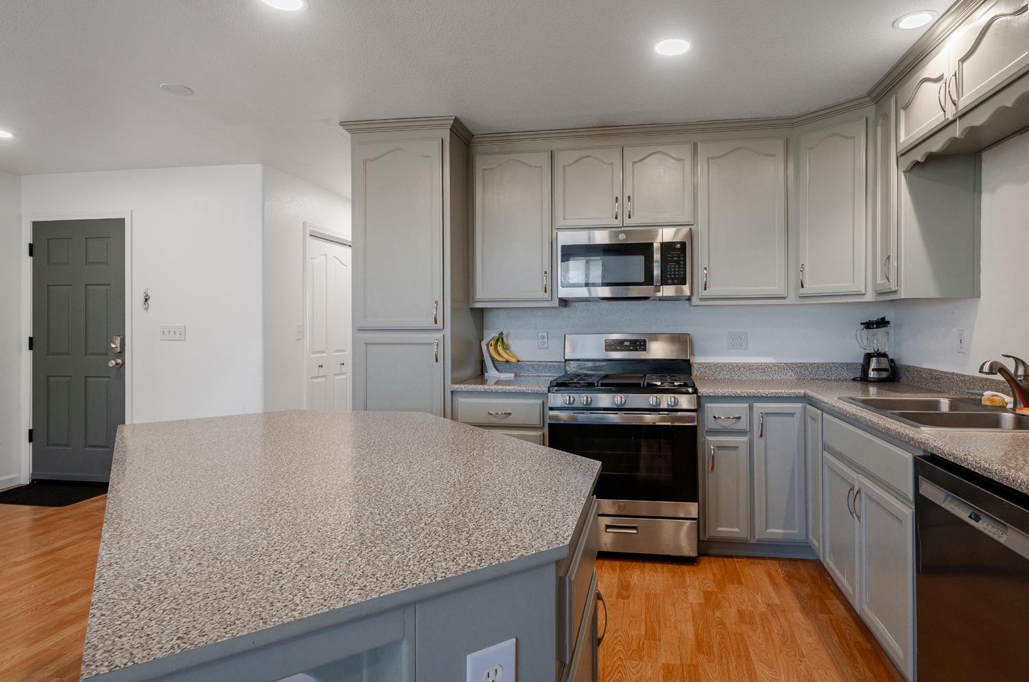 7044 E Clinton Ave, Fresno, CA 93737