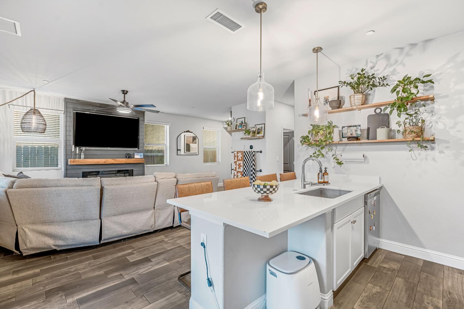 2760 N Sophie Dr, Fresno, CA 93727