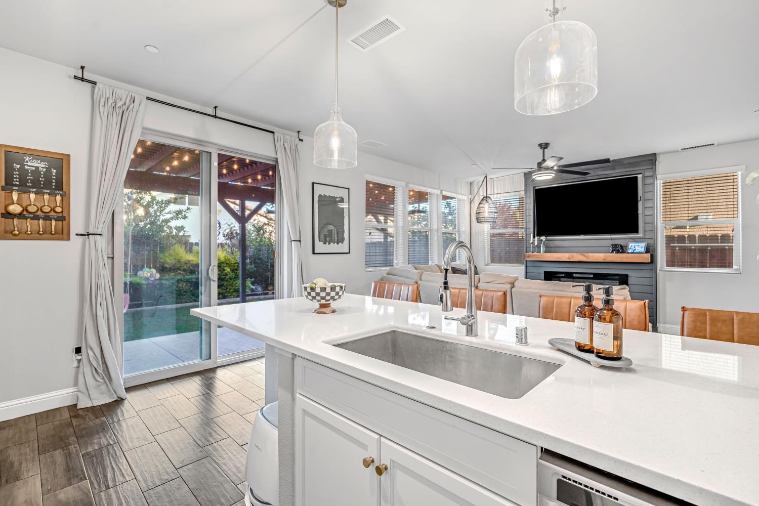 2760 N Sophie Dr, Fresno, CA 93727