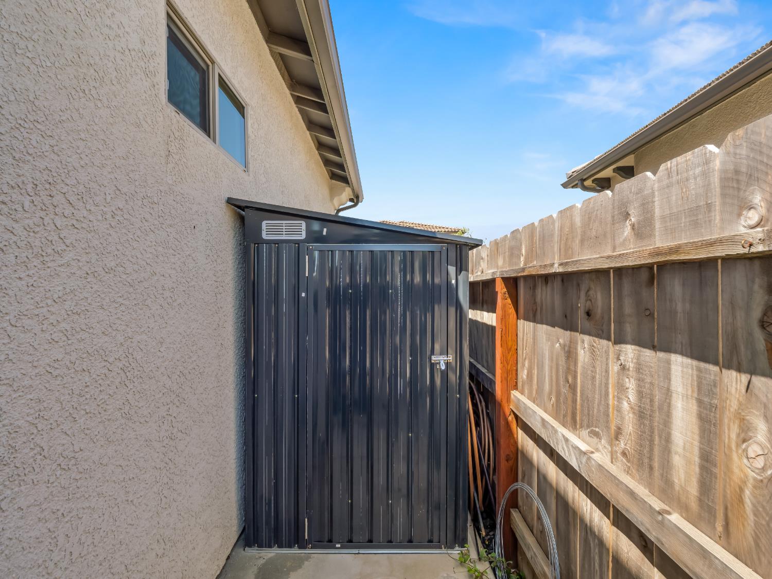 1751 N Kaweah Ave, Clovis, CA 93619