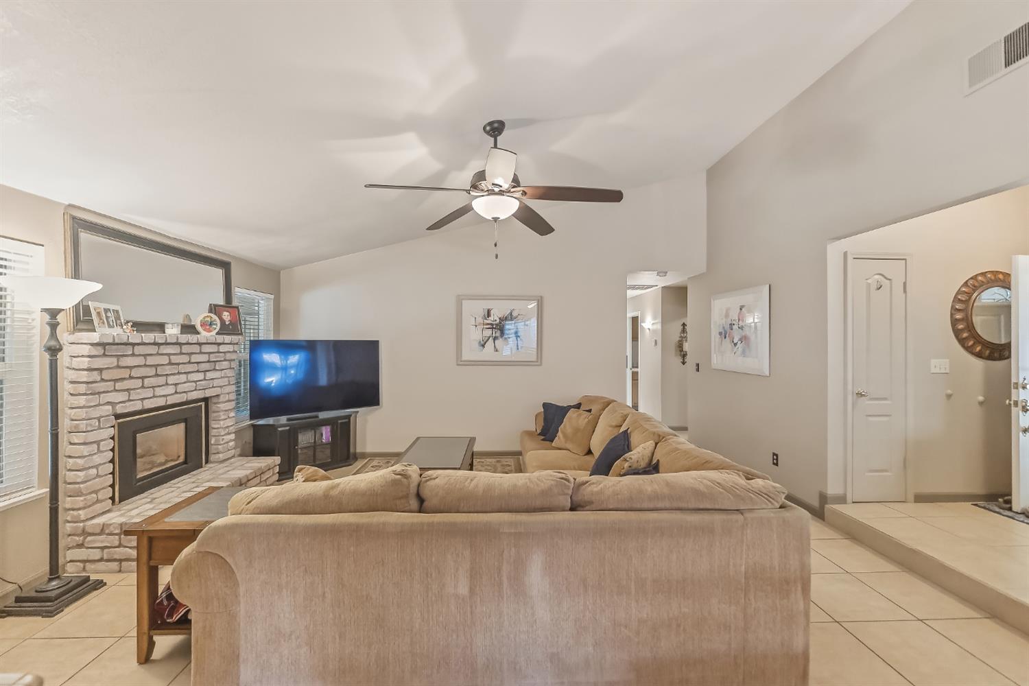 1917 E Quincy Ave, Fresno, CA 93720