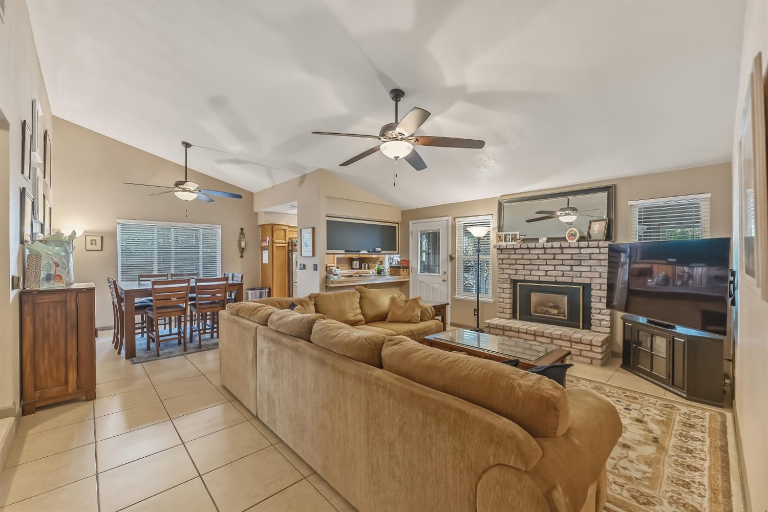 1917 E Quincy Ave, Fresno, CA 93720