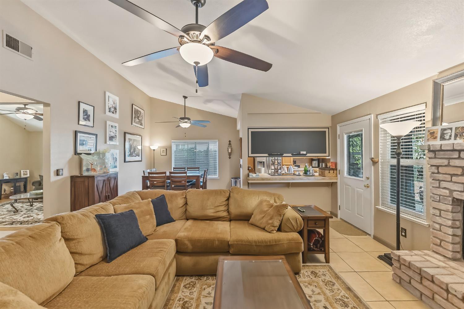 1917 E Quincy Ave, Fresno, CA 93720