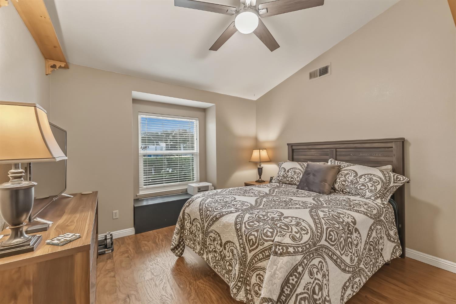 1917 E Quincy Ave, Fresno, CA 93720