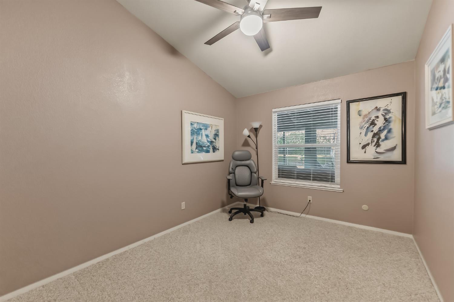 1917 E Quincy Ave, Fresno, CA 93720