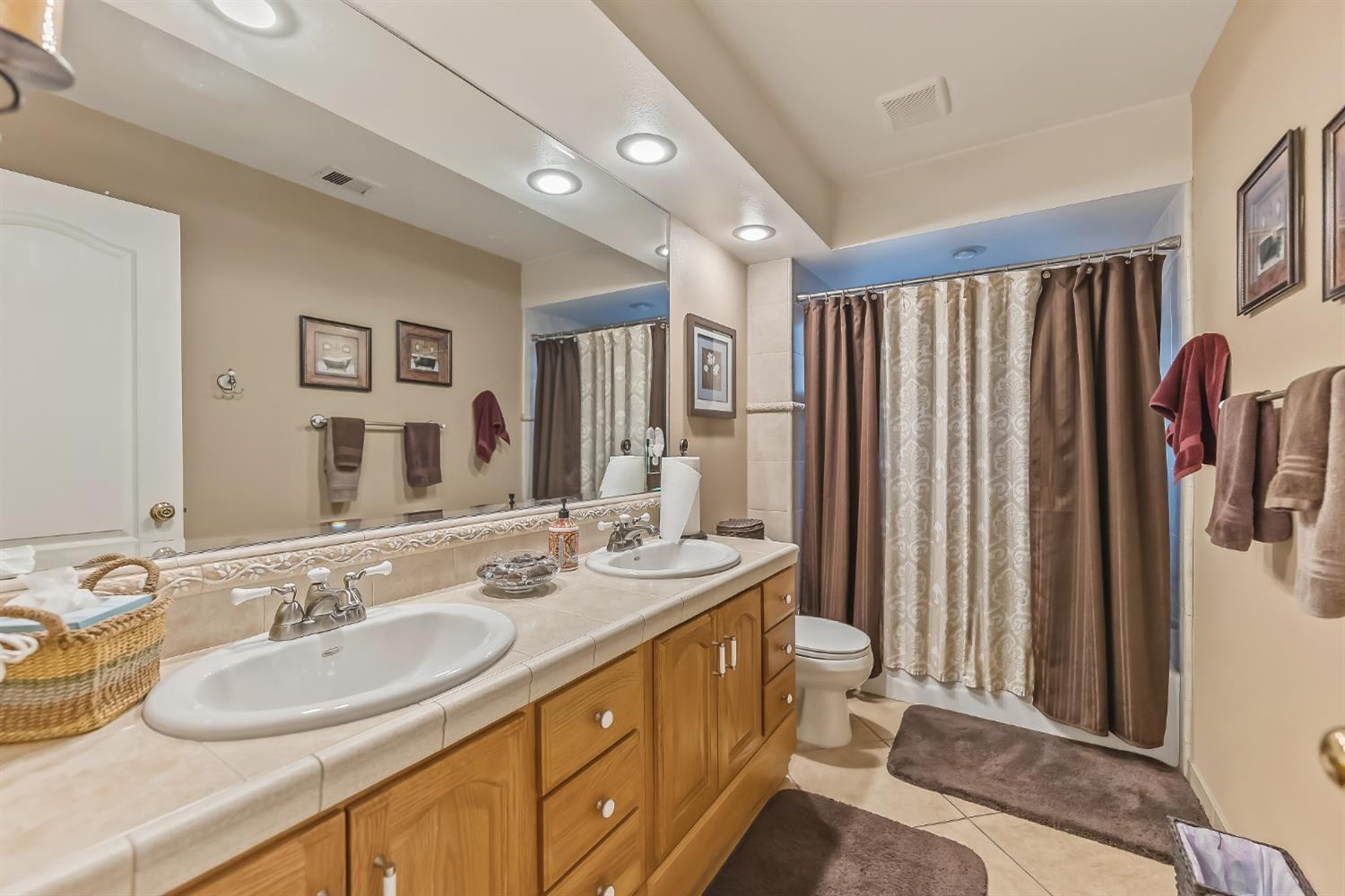 1917 E Quincy Ave, Fresno, CA 93720