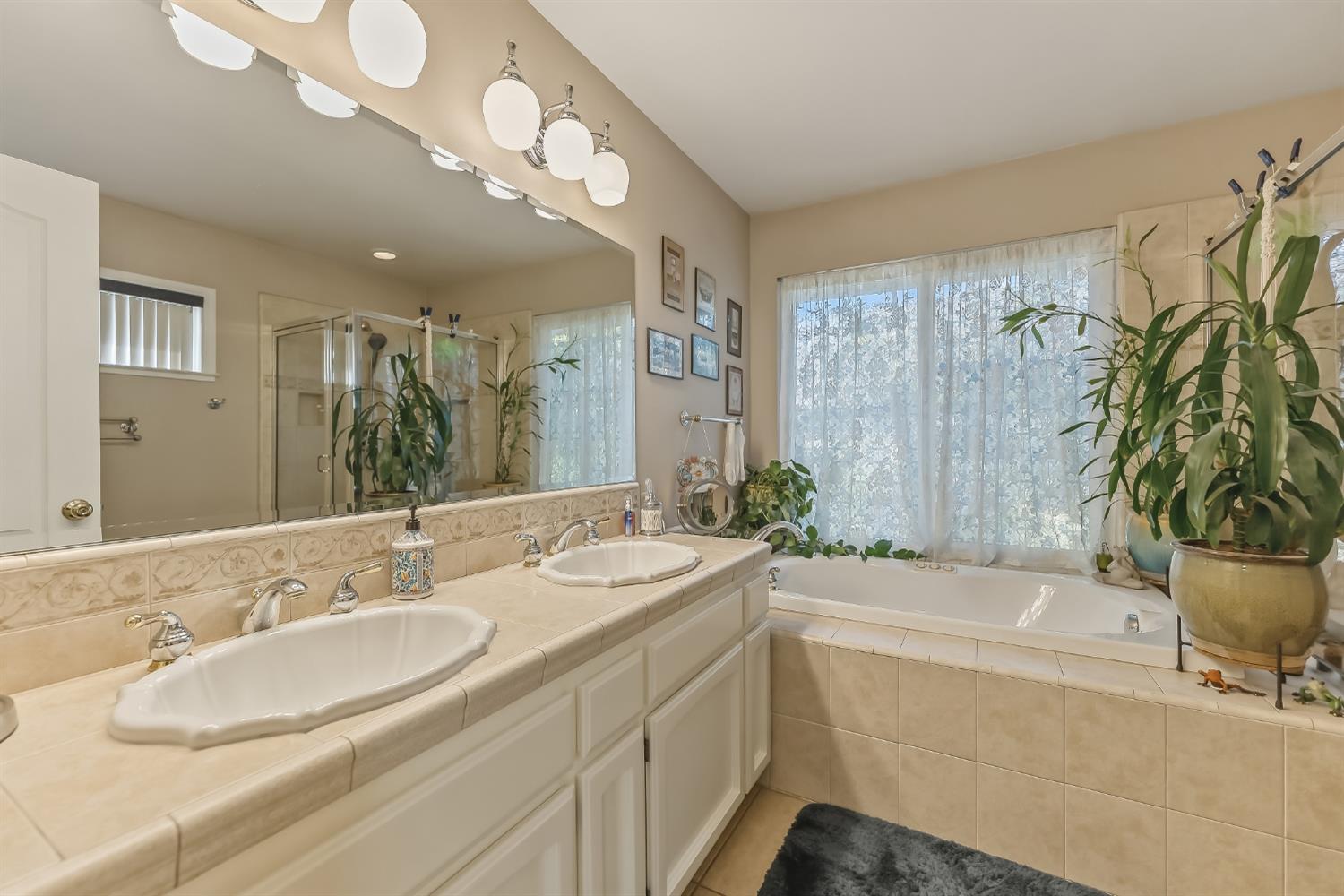 1917 E Quincy Ave, Fresno, CA 93720