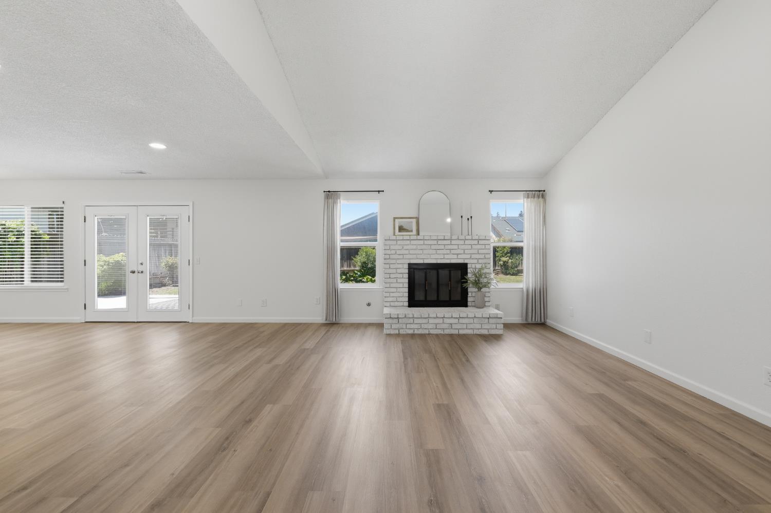 5361 N El Sol Ave, Fresno, CA 93722