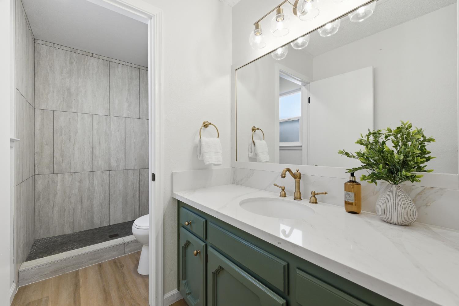 5361 N El Sol Ave, Fresno, CA 93722