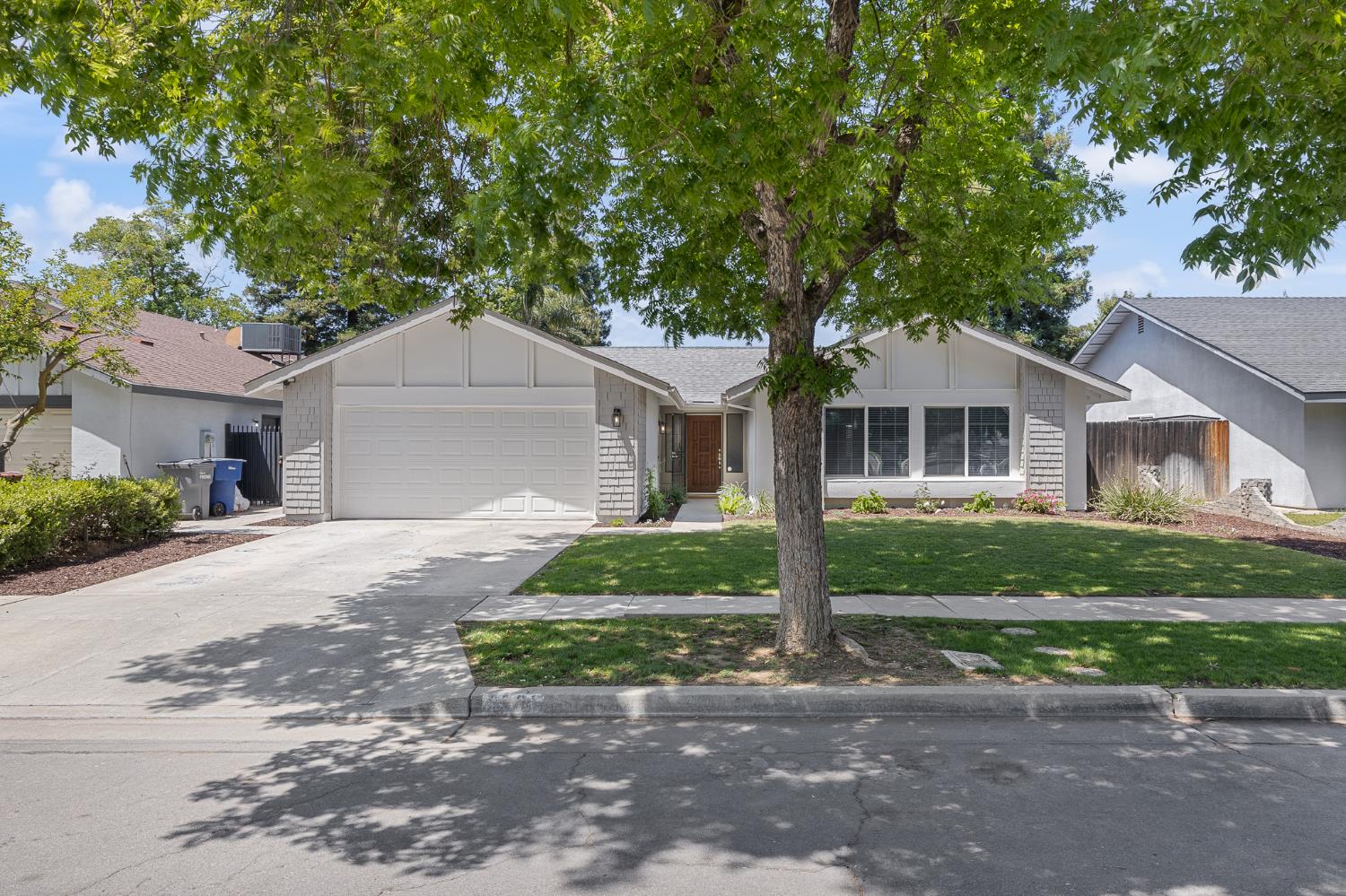 5361 N El Sol Ave, Fresno, CA 93722