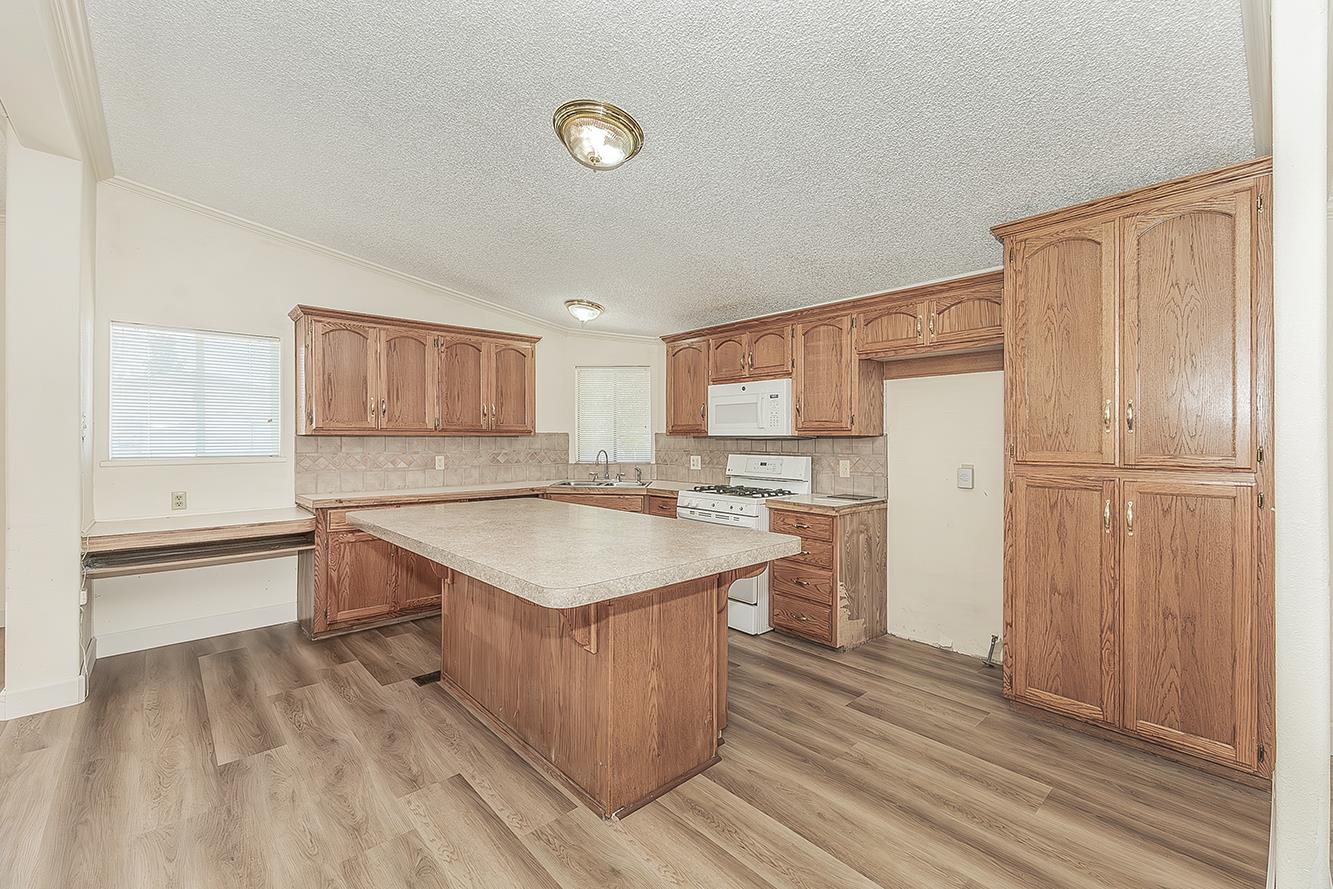 1701 Dinuba Ave #180, Selma, CA 93662