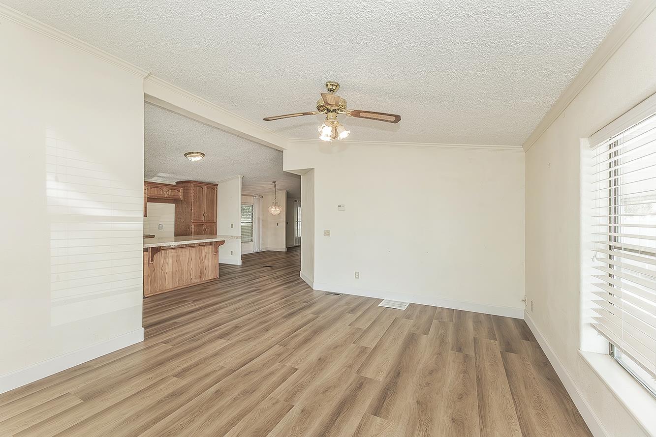 1701 Dinuba Ave #180, Selma, CA 93662