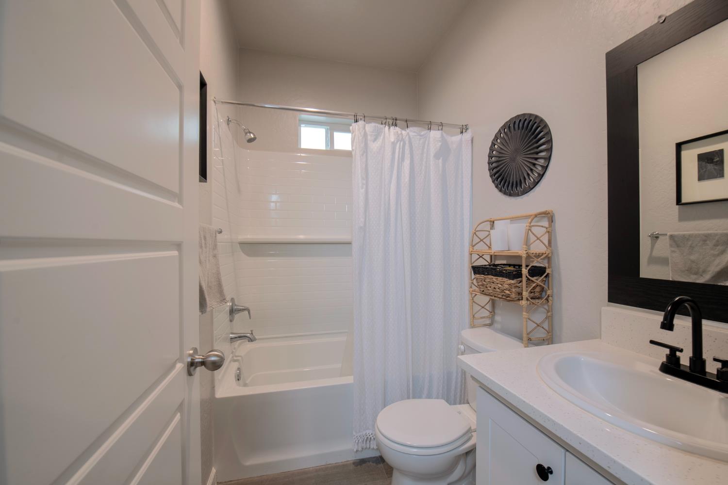 2020 Descanso Ave, Clovis, CA 93619