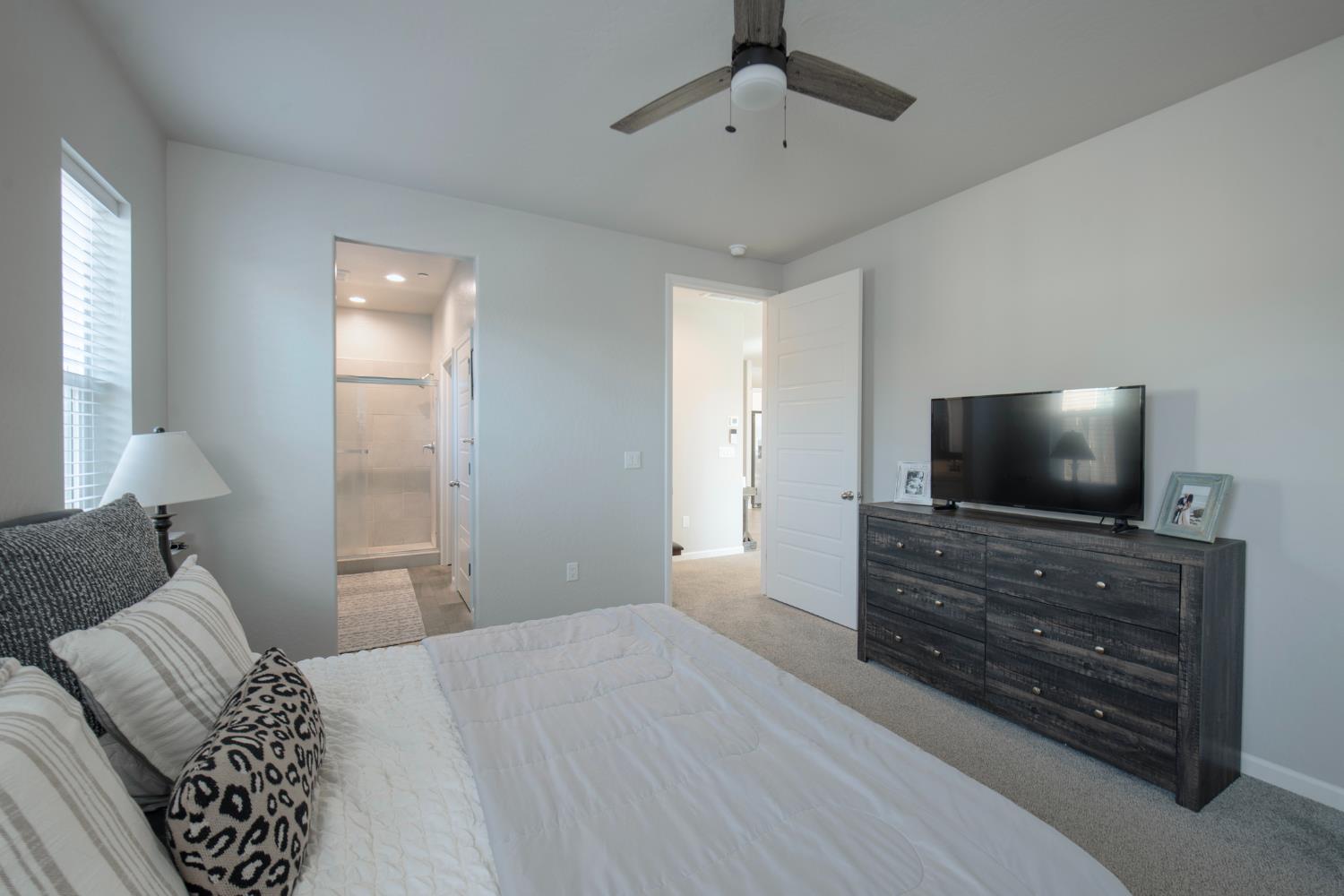 2020 Descanso Ave, Clovis, CA 93619