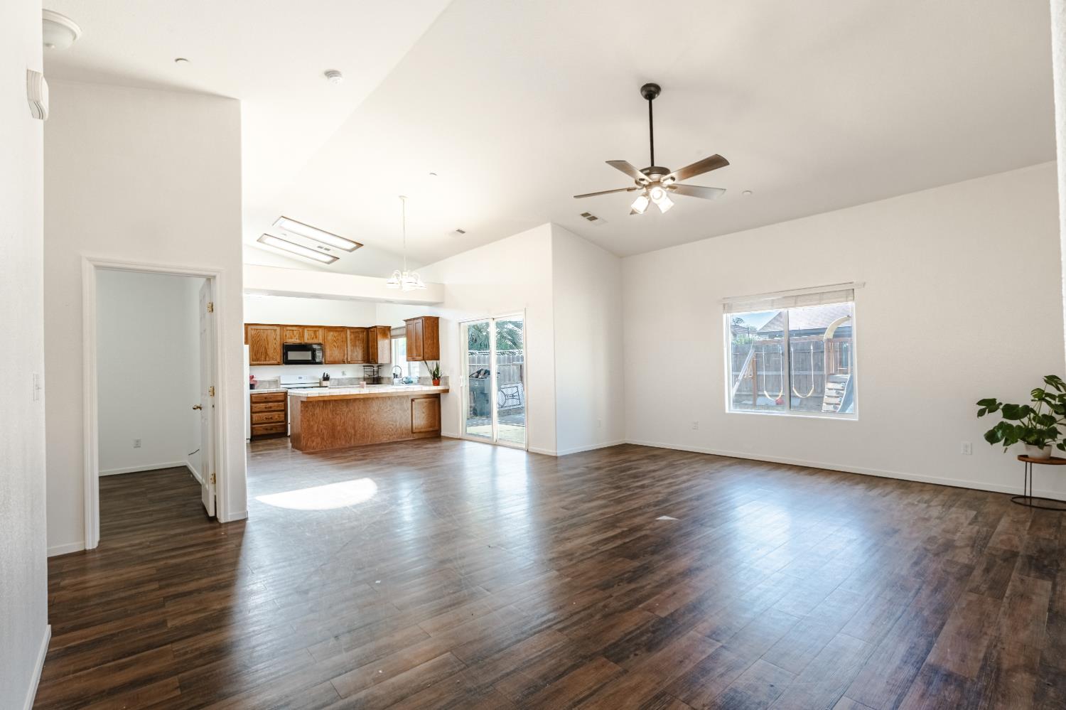 7443 Ensminger Ave, Tulare, CA 93291