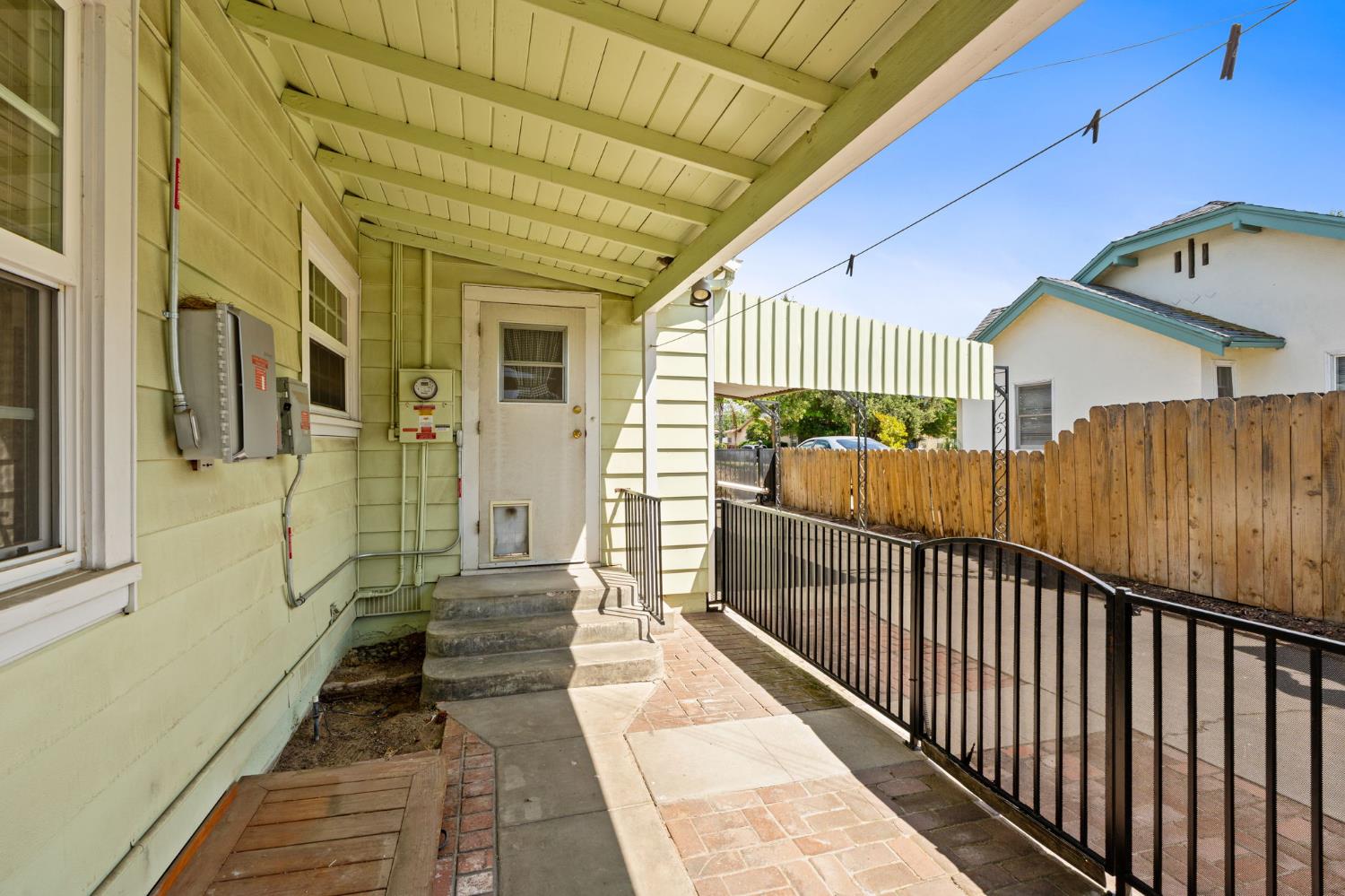 1633 N Thorne Ave, Fresno, CA 93704