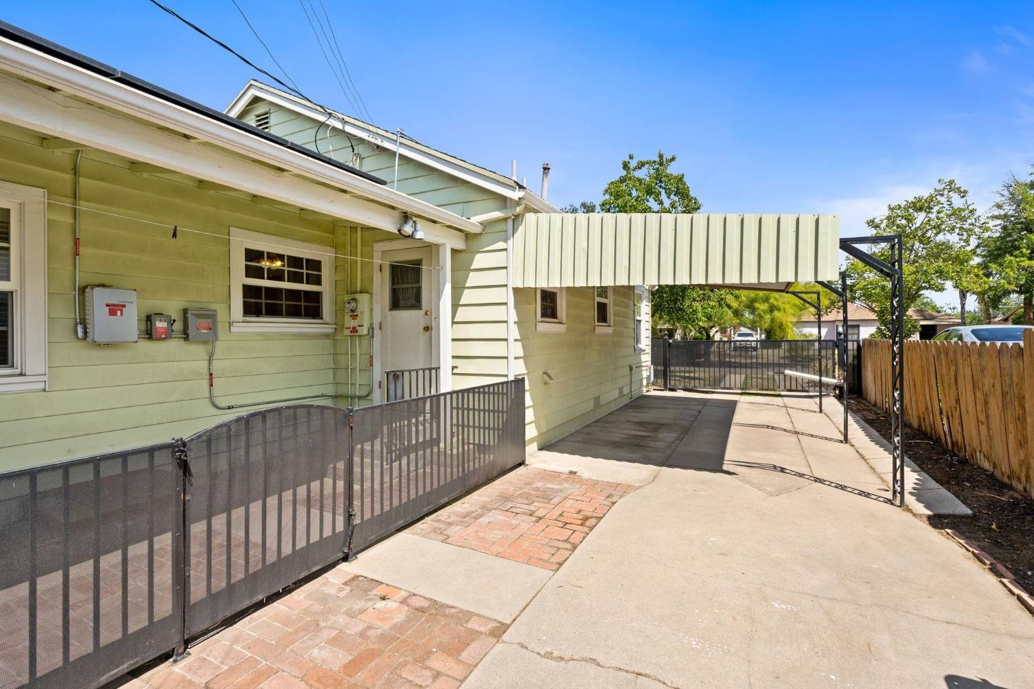 1633 N Thorne Ave, Fresno, CA 93704
