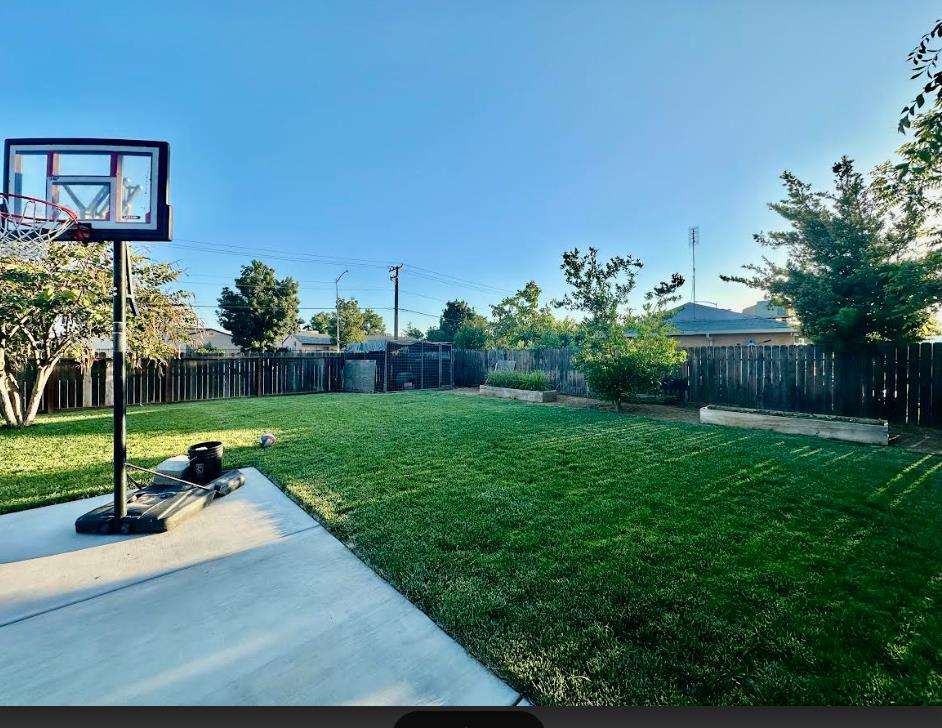 2390 S Laval Ave, Fresno, CA 93725