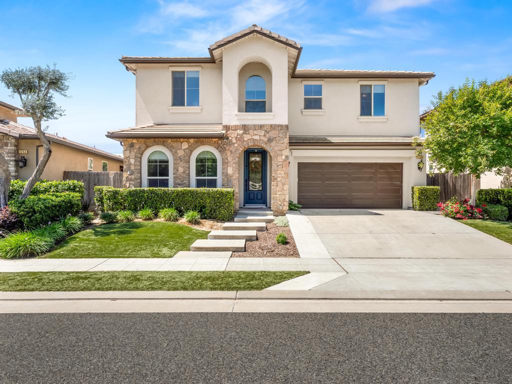 1229 E Via Roma Dr, Fresno, CA 93730