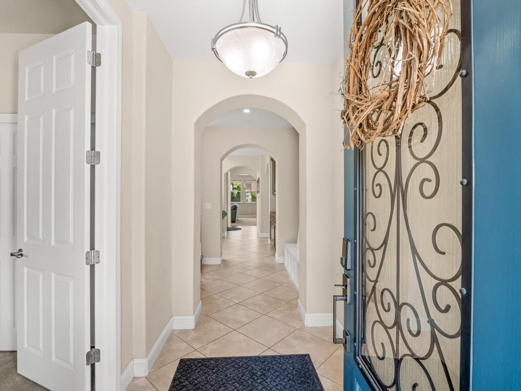 1229 E Via Roma Dr, Fresno, CA 93730