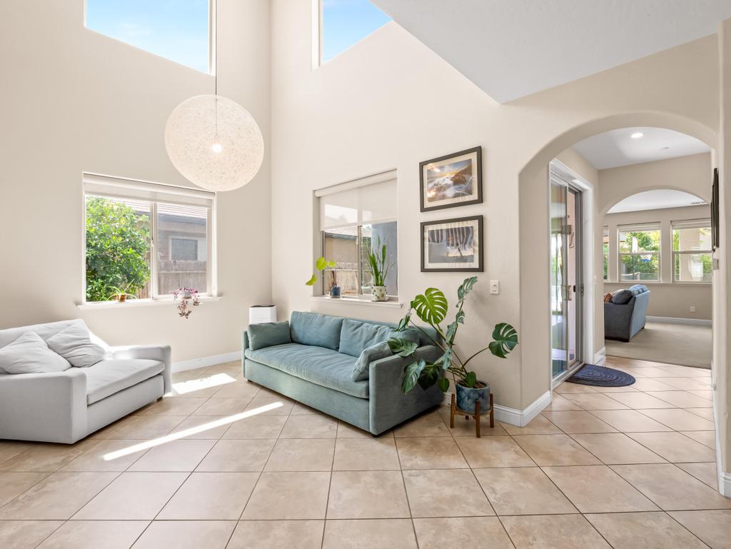 1229 E Via Roma Dr, Fresno, CA 93730