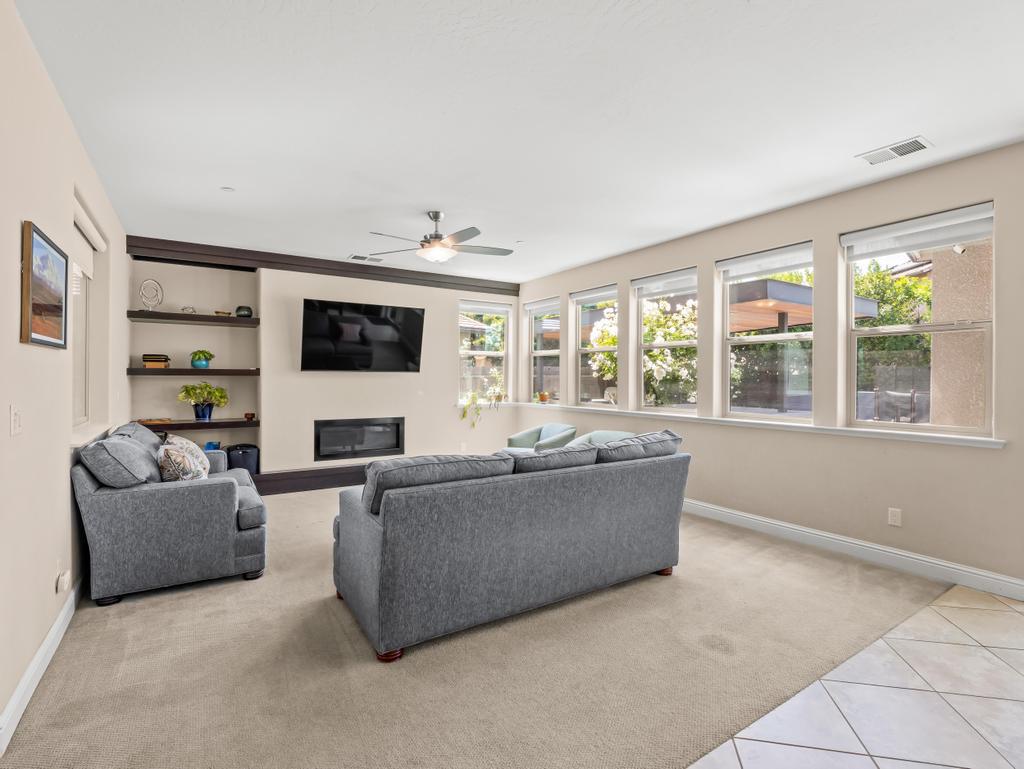 1229 E Via Roma Dr, Fresno, CA 93730