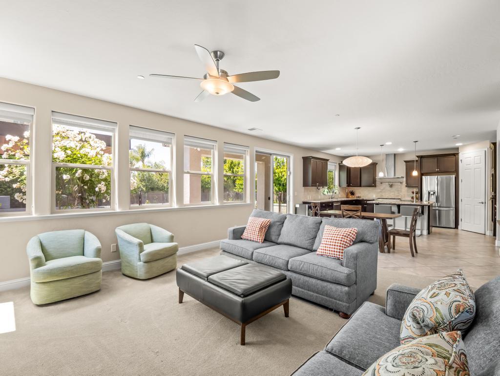 1229 E Via Roma Dr, Fresno, CA 93730