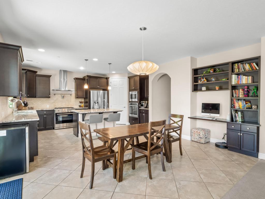 1229 E Via Roma Dr, Fresno, CA 93730