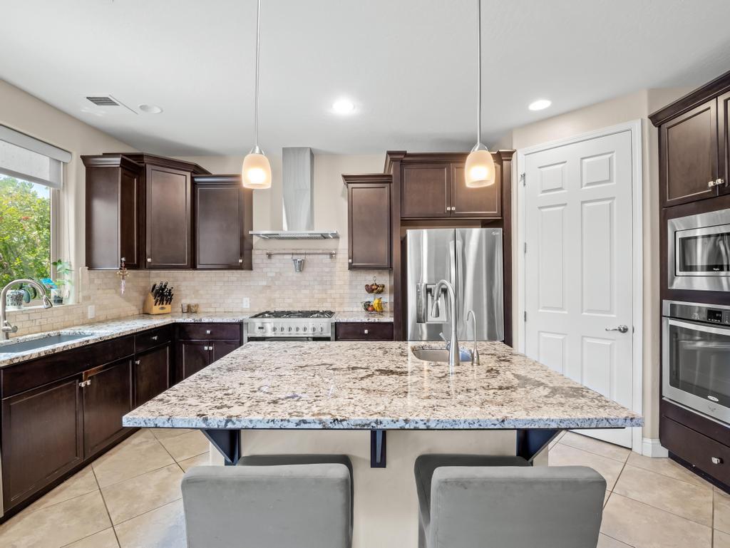 1229 E Via Roma Dr, Fresno, CA 93730