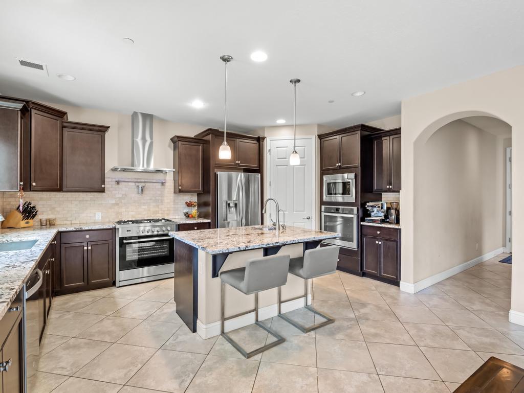 1229 E Via Roma Dr, Fresno, CA 93730