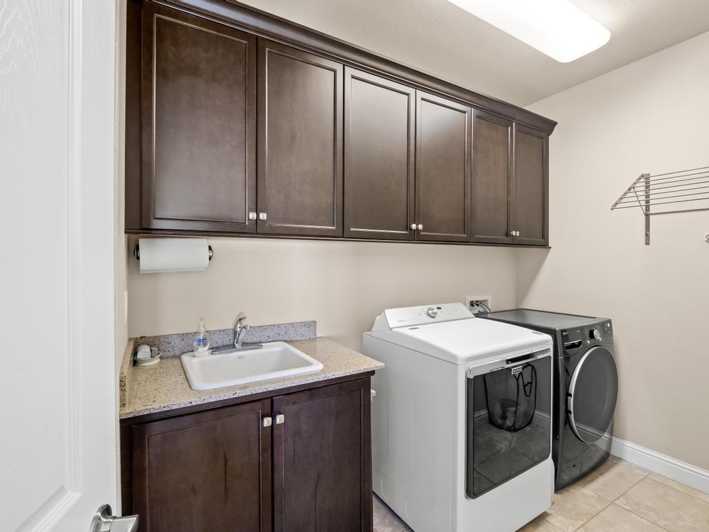 1229 E Via Roma Dr, Fresno, CA 93730