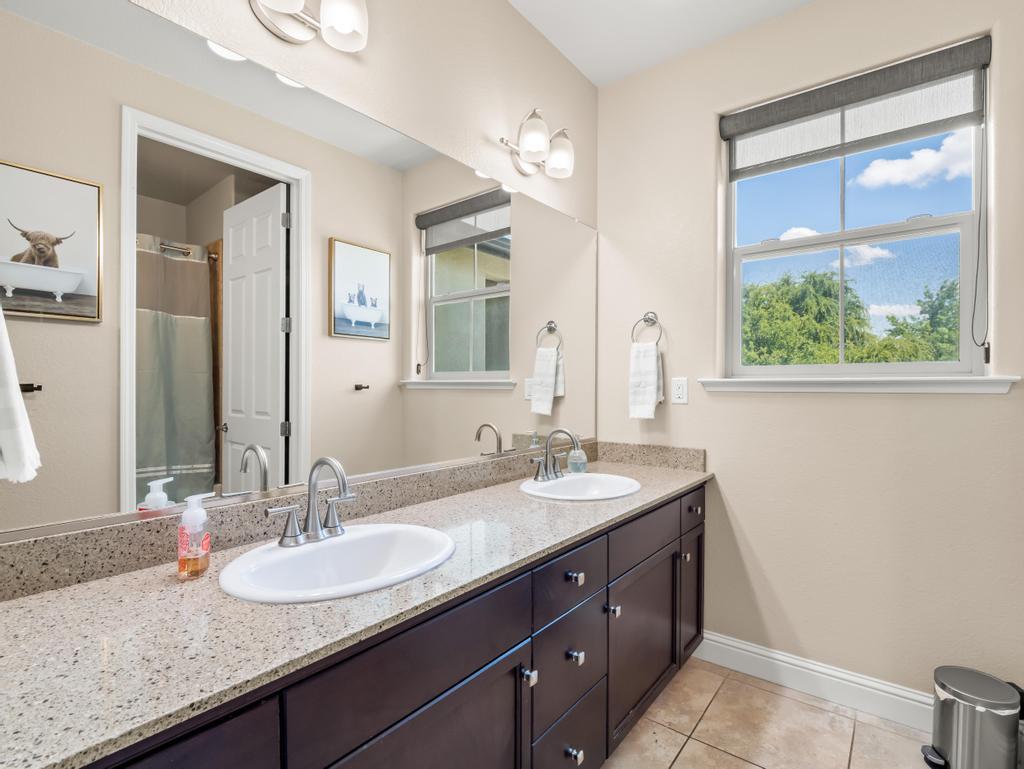 1229 E Via Roma Dr, Fresno, CA 93730