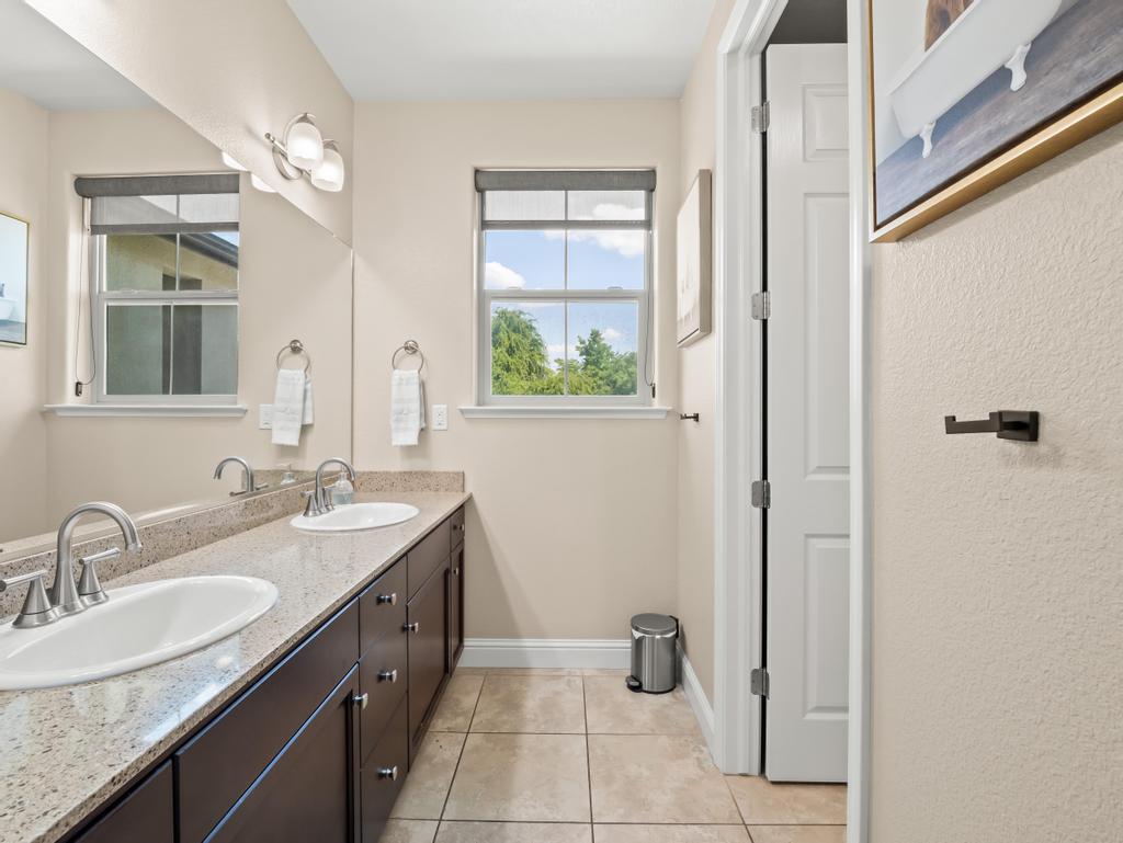 1229 E Via Roma Dr, Fresno, CA 93730